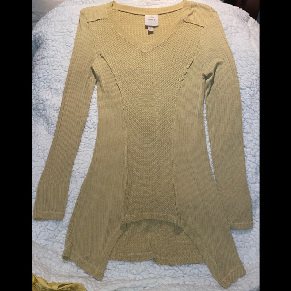 Knox rose hi-lo tunic top.. long sleeve.. gold..